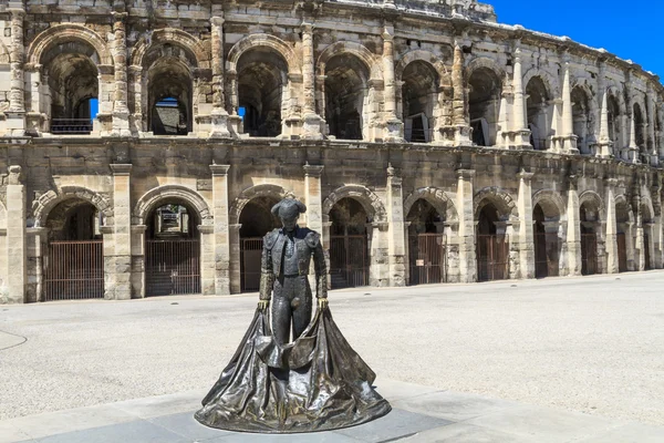 Estátua de Nimeno II e Anfiteatro Romano em Nimes, França — Fotografia de Stock