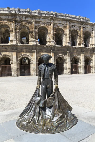 尼姆，法国 nimeno 二、 雕像和罗马圆形剧场 — 图库照片