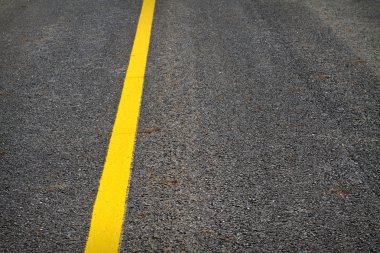 Asfalt, asfalt üzerinde sarı hat