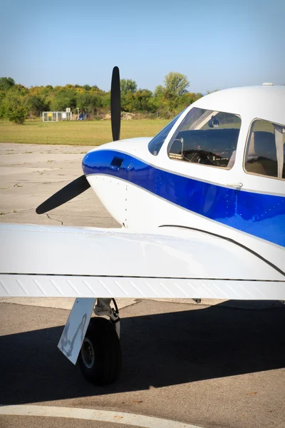 Avião de hélice na pista — Fotografia de Stock