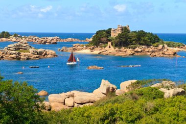 Cote de granit gül, brittany sahil yakınında ploumanach, Fransa