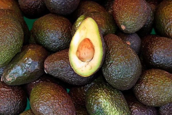 Verse avocado's op lokale markt — Stockfoto