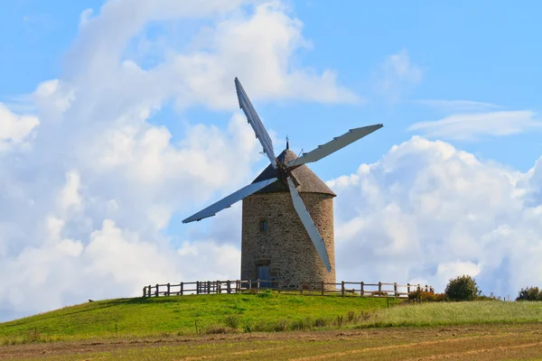 Ancien moulin à vent en France — Photo