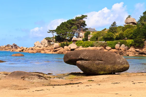 Cote de graniet rose, Bretagne kust in de buurt van ploumanach, Frankrijk — Stockfoto