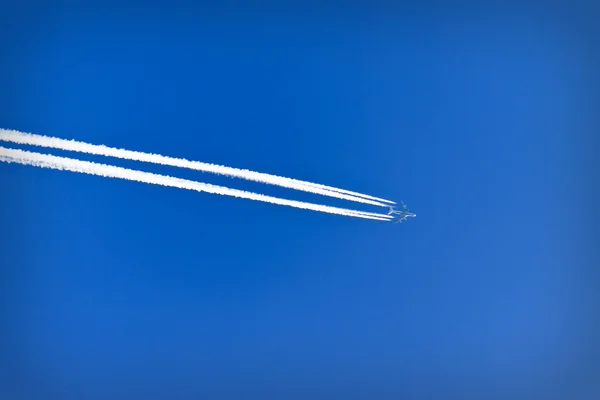 Ślad samolotu na tle błękitnego nieba — Zdjęcie stockowe