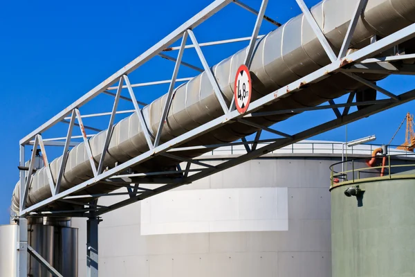 Ölreservoir auf einer petrochemischen Anlage — Stockfoto