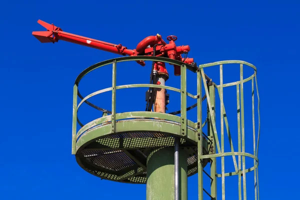 Brandslang, munstycke på en olja, tung industri gasanläggning — Stockfoto