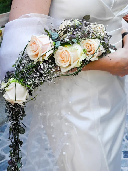 彼女の手で彼女のブライダルの花の花束を持って花嫁 — ストック写真