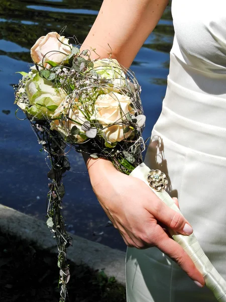 Novia sosteniendo su ramo de flores nupciales en su mano — Foto de Stock