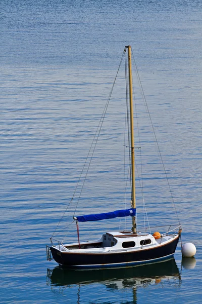 Single mast boat moored in a harbor — Stock Photo, Image