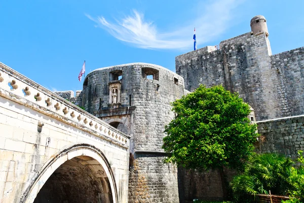 Dubrovnik stad ingang door middeleeuwse muren, Kroatië — Stockfoto