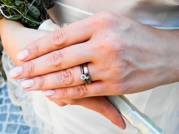 그녀의 다이아몬드 결혼 반지를 입고 신부 스톡 사진