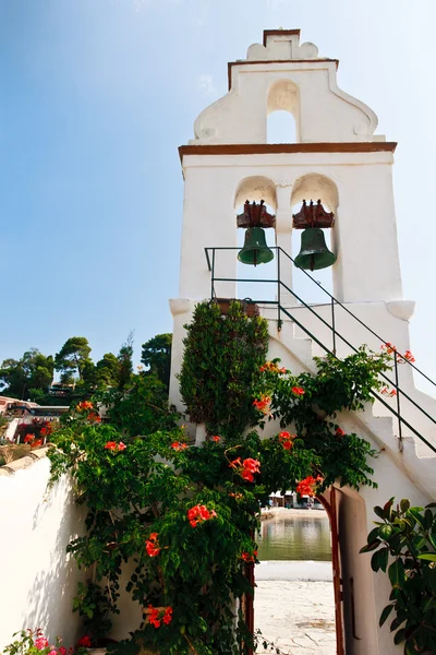 Vit kyrka klocktorn i Grekland (corfu, kerkyra) — Stockfoto