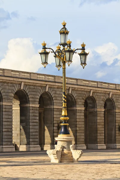 Barock lantern nära Kungliga slottet i madrid, Spanien — Stockfoto