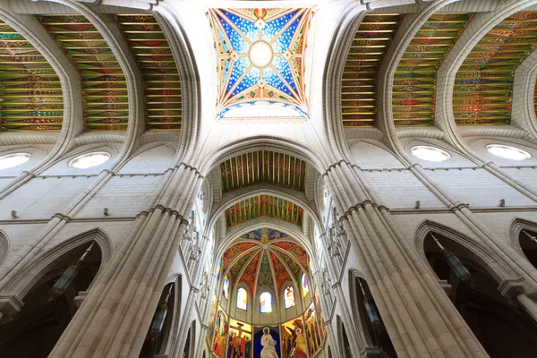 Interior de la catedral de la Almudena, Madrid, España — Foto de Stock