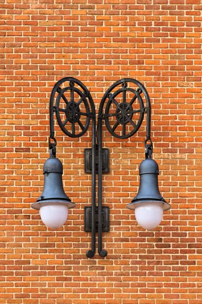 Lampen op rode bakstenen muur — Stockfoto