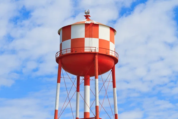 Vodárenská věž s červenými a bílými pruhy — Stock fotografie