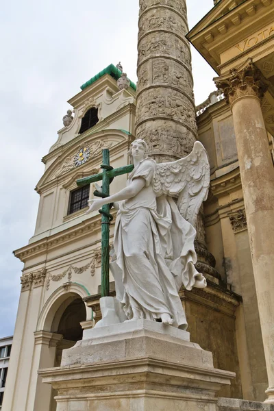 Socha anděla s kříž před Karlskirche (St. Charles C — Stock fotografie