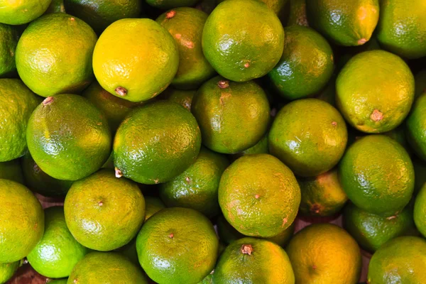 Grüne Linde auf dem lokalen Markt — Stockfoto