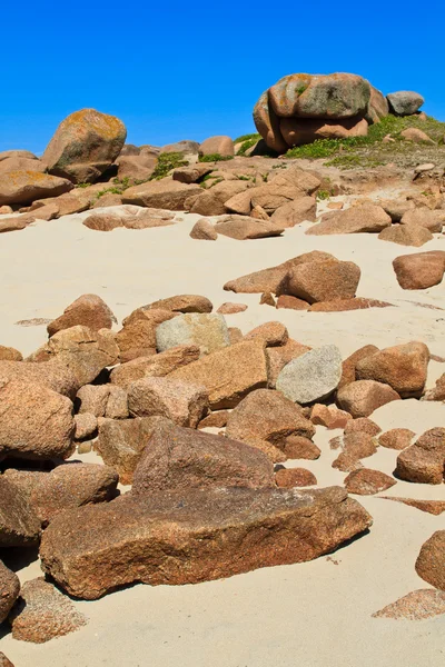 Granite boulders on french atlantic coast beach, Brittany — Stock Photo, Image