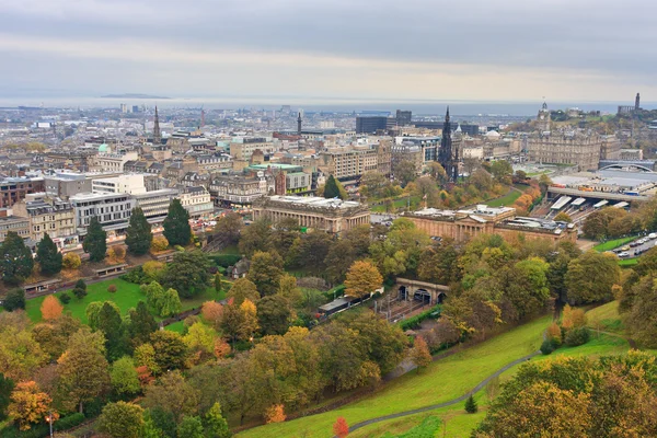 Edinburgh, blick auf stadt über prinzen strassengärten, schottland — Stockfoto