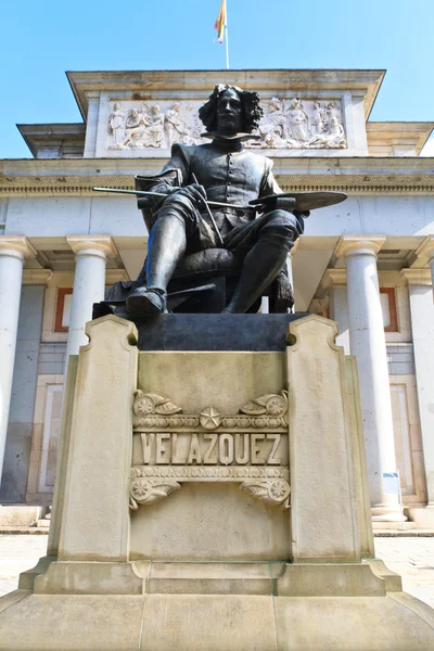 Staty av velazquez framför Pradomuseet, madrid — Stockfoto