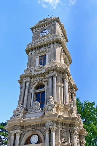 Wieża zegarowa w Stambule w pobliżu dolmabahce palace, Turcja — Zdjęcie stockowe