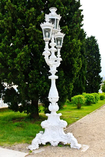 Bílé barokní styl pouliční svítilny — Stock fotografie