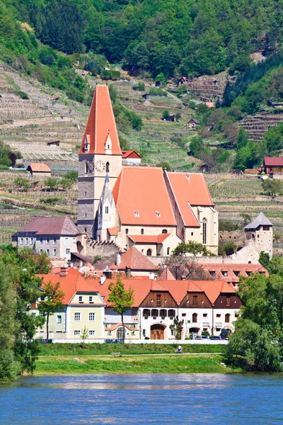 Шпіц селища на річці Дунай — стокове фото