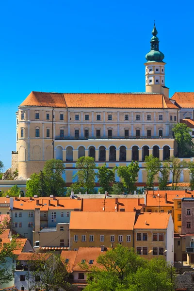 Mikulov (Nikolsburg) slott och stad — Stockfoto