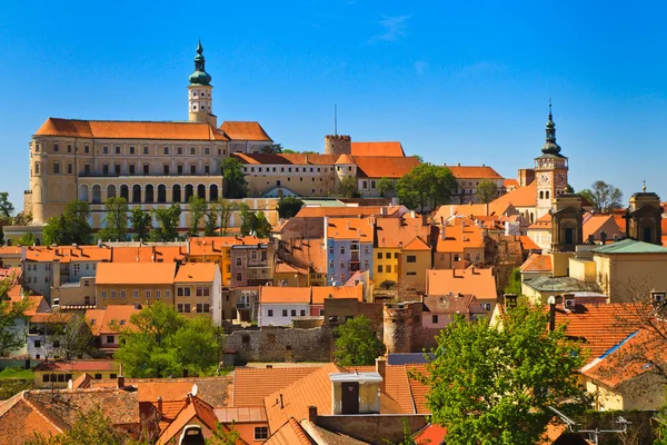 Mikulov (Nikolsburg) slott och stad — Stockfoto