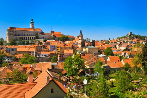 Mikulov (Nikolsburg) slot og by - Stock-foto