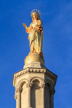 -Kutsal Meryem heykeli - Avignon notre des dames p yanında kilise kubbeleri