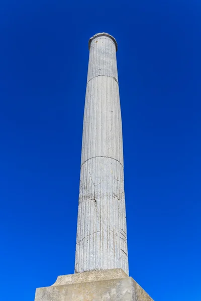 Kolumn på blå himmel bakgrund — Stockfoto