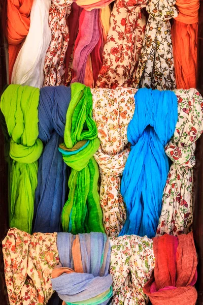 Lenços coloridos no mercado — Fotografia de Stock