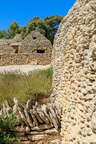 Cabañas de piedra en el Village des Bories cerca de Gordes, Franco Sur —  Fotos de Stock