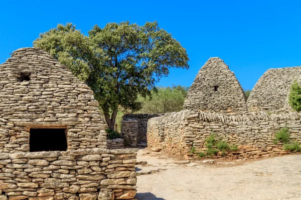 Kamenné chaty v obci des bories poblíž gordes, Jižní Frank — Stock fotografie