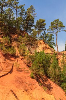 Kırmızı kayalıklarla roussillon (les ocres), provence, Fransa