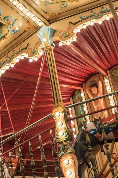 Een ouderwetse carrousel nachts — Stockfoto