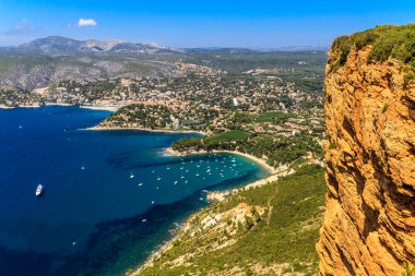 cassis ve calanque kenarı, Güney Fransa'da havadan görünümü