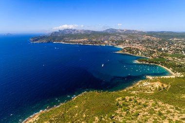 cassis ve calanque kenarı, Güney Fransa'da havadan görünümü