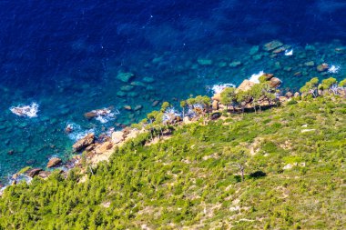 güzel manzaralı kıyı şeridi deliliniz de cassis yakınındaki havadan görünümü