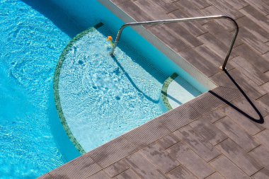 Yüzme Havuzu ahşap zemin ile