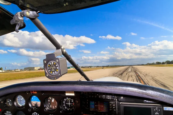 Vista do cockpit a partir de pequenas aeronaves que descolam da pista — Fotografia de Stock