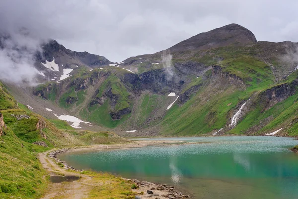Alpine landscape with beautiful lake — Stock Photo, Image