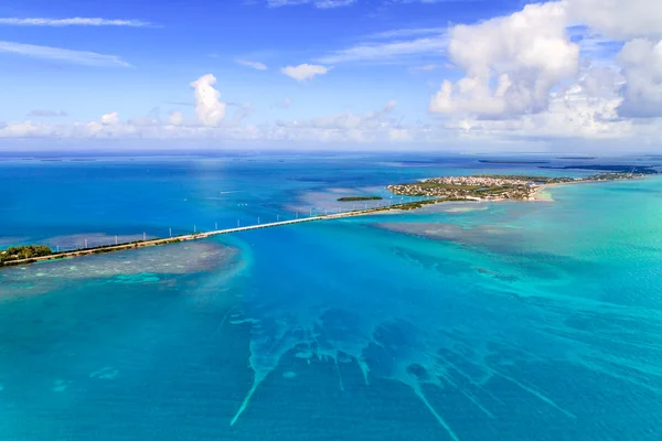 Luchtfoto van het Florida keys met bridge — Stockfoto