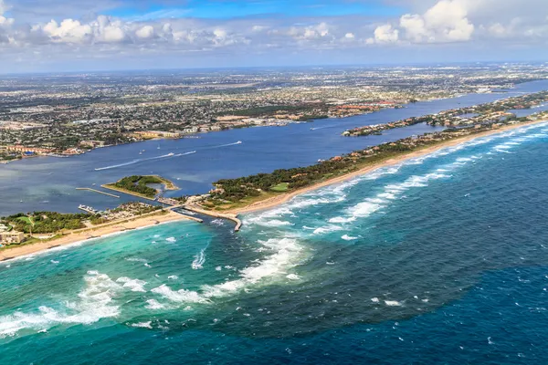 Flygfoto på florida beach och vattenvägar nära palm beach — Stockfoto