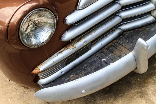 Oldtimer front grill en koplicht details — Stockfoto