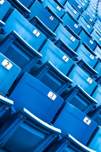 Blå foldede sæder på et stadion - Stock-foto
