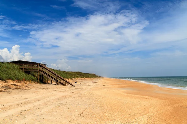 Florida beach with wooden ocean access — Stock Photo, Image